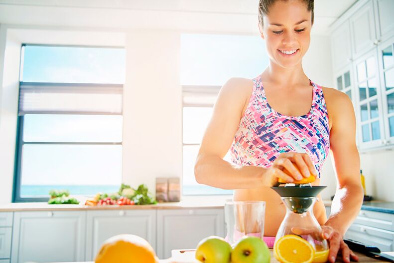 Ferskpresset juice kan konsumeres med riktig ernæring for vekttap